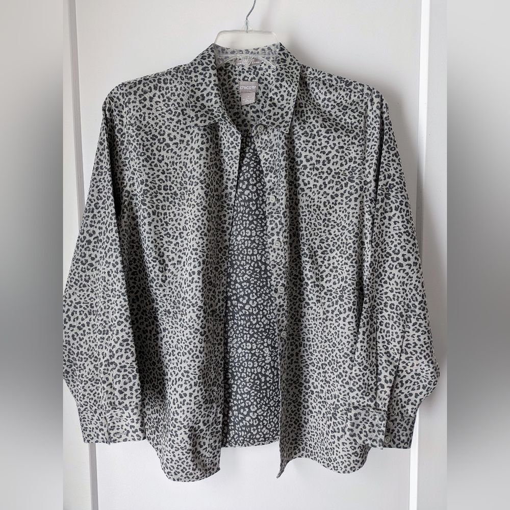 Chico's women's size 2 shirt animal print Button up No Iron Coolmax All Season